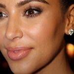 Kim Kardashian fala do fardo da coparentalidade, e a imagem mostra Kim Kardashian em retrato de 2012 intitulado Kim Kardashian 2, do Wikimedia Commons