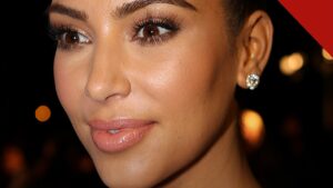 Kim Kardashian fala do fardo da coparentalidade, e a imagem mostra Kim Kardashian em retrato de 2012 intitulado Kim Kardashian 2, do Wikimedia Commons