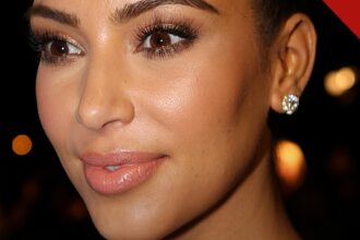 Kim Kardashian fala do fardo da coparentalidade, e a imagem mostra Kim Kardashian em retrato de 2012 intitulado Kim Kardashian 2, do Wikimedia Commons
