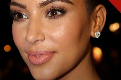 Kim Kardashian fala do fardo da coparentalidade, e a imagem mostra Kim Kardashian em retrato de 2012 intitulado Kim Kardashian 2, do Wikimedia Commons