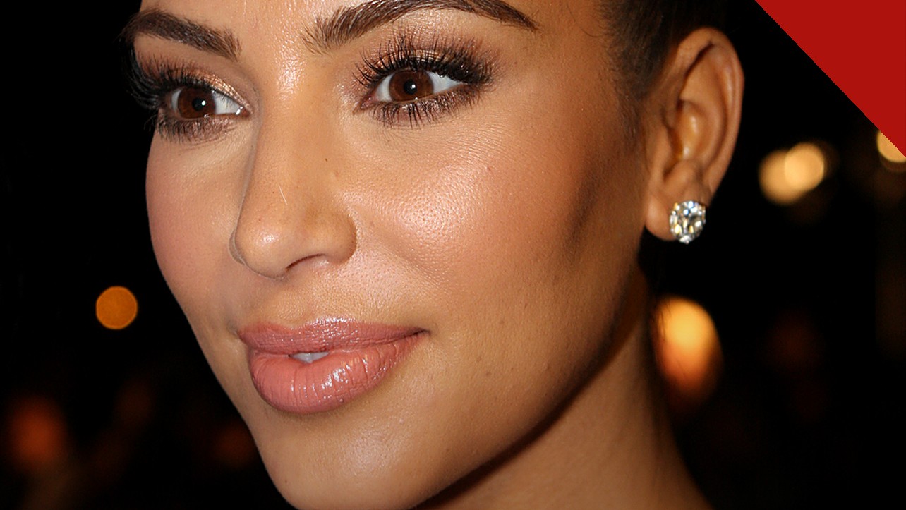 Kim Kardashian fala do fardo da coparentalidade, e a imagem mostra Kim Kardashian em retrato de 2012 intitulado Kim Kardashian 2, do Wikimedia Commons