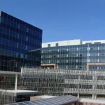 bispos dos EUA pedem retirada de mudanças no Censo americano, e a imagem mostra a sede do Census Bureau em Suitland, Maryland, prédio de vidro do órgão responsável pela contagem