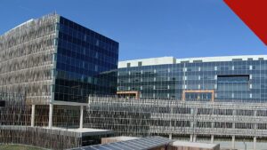 bispos dos EUA pedem retirada de mudanças no Censo americano, e a imagem mostra a sede do Census Bureau em Suitland, Maryland, prédio de vidro do órgão responsável pela contagem