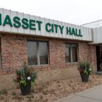 apoio evangélico a Trump cai antes das midterms nos Estados Unidos, e a imagem mostra um eleitor saindo de um local de votação na prefeitura de Cohasset, em Minnesota