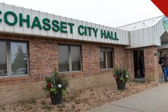 apoio evangélico a Trump cai antes das midterms nos Estados Unidos, e a imagem mostra um eleitor saindo de um local de votação na prefeitura de Cohasset, em Minnesota