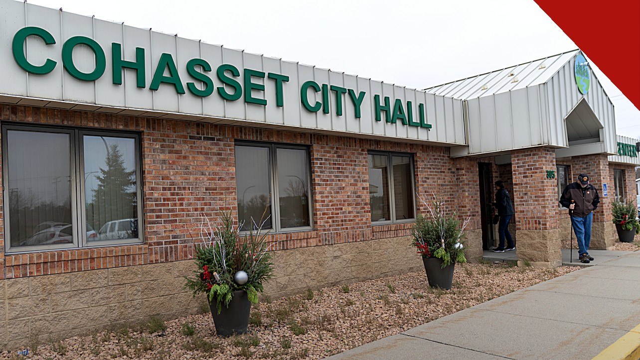 apoio evangélico a Trump cai antes das midterms nos Estados Unidos, e a imagem mostra um eleitor saindo de um local de votação na prefeitura de Cohasset, em Minnesota