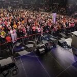 Will Graham lidera Esperança Salvador em novembro, e a imagem mostra uma multidão em arena durante uma pregação evangelística da Associação Billy Graham