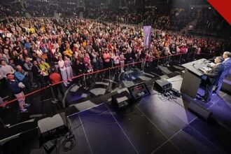 Will Graham lidera Esperança Salvador em novembro, e a imagem mostra uma multidão em arena durante uma pregação evangelística da Associação Billy Graham