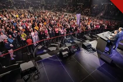 Will Graham lidera Esperança Salvador em novembro, e a imagem mostra uma multidão em arena durante uma pregação evangelística da Associação Billy Graham