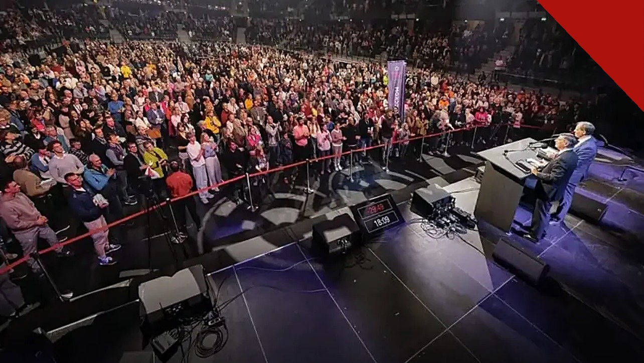 Will Graham lidera Esperança Salvador em novembro, e a imagem mostra uma multidão em arena durante uma pregação evangelística da Associação Billy Graham