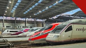 colisão de trens na Espanha deixa 68 mortos, e a imagem mostra trens de alta velocidade da Renfe e da Iryo lado a lado em uma estação espanhola