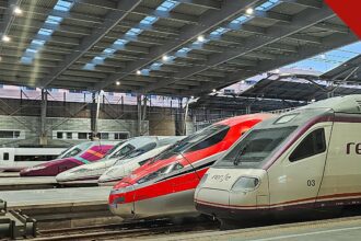colisão de trens na Espanha deixa 68 mortos, e a imagem mostra trens de alta velocidade da Renfe e da Iryo lado a lado em uma estação espanhola