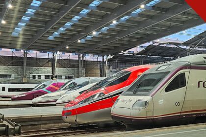 colisão de trens na Espanha deixa 68 mortos, e a imagem mostra trens de alta velocidade da Renfe e da Iryo lado a lado em uma estação espanhola