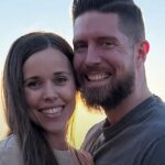 Jessa Duggar anuncia gravidez do sétimo filho, e a imagem mostra Jessa Duggar abraçada ao marido Ben Seewald ao pôr do sol