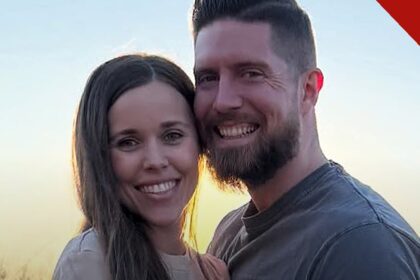 Jessa Duggar anuncia gravidez do sétimo filho, e a imagem mostra Jessa Duggar abraçada ao marido Ben Seewald ao pôr do sol