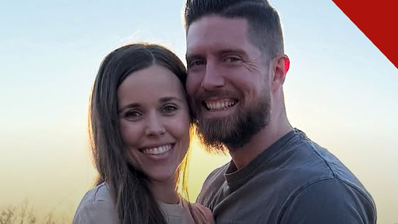 Jessa Duggar anuncia gravidez do sétimo filho, e a imagem mostra Jessa Duggar abraçada ao marido Ben Seewald ao pôr do sol