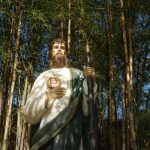 shopping no Rio tem missa na festa de São Judas Tadeu, e a imagem mostra uma estátua de São Judas Tadeu, padroeiro das causas impossíveis, ao ar livre