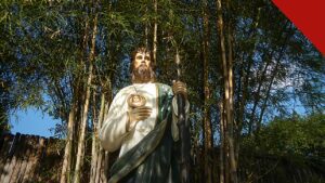 shopping no Rio tem missa na festa de São Judas Tadeu, e a imagem mostra uma estátua de São Judas Tadeu, padroeiro das causas impossíveis, ao ar livre