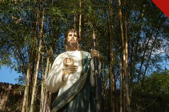 shopping no Rio tem missa na festa de São Judas Tadeu, e a imagem mostra uma estátua de São Judas Tadeu, padroeiro das causas impossíveis, ao ar livre