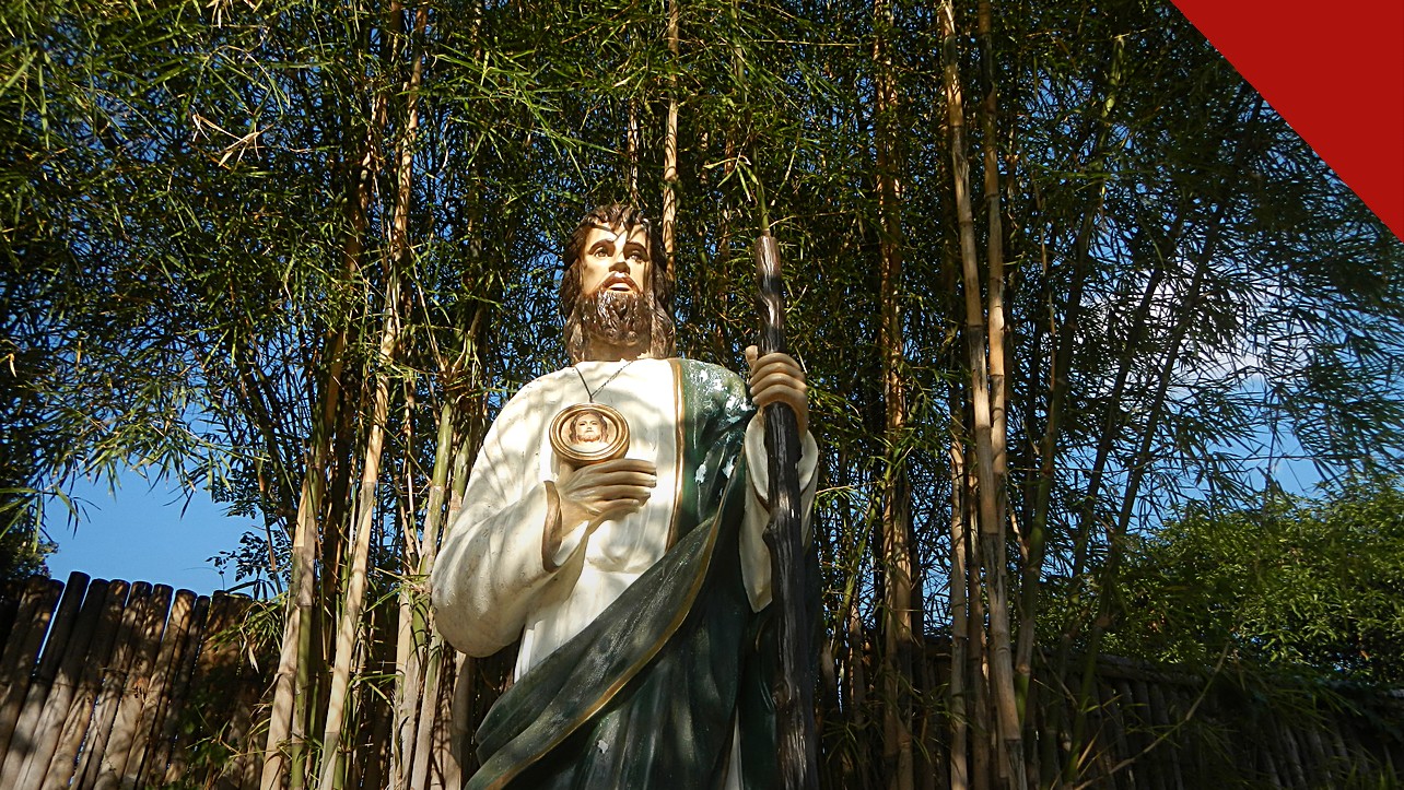 shopping no Rio tem missa na festa de São Judas Tadeu, e a imagem mostra uma estátua de São Judas Tadeu, padroeiro das causas impossíveis, ao ar livre