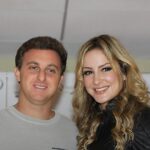 Luciano Huck encontra cobra na mansão no Rio de Janeiro, e a imagem mostra o apresentador Luciano Huck ao lado da cantora Cláudia Leitte em evento