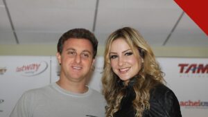 Luciano Huck encontra cobra na mansão no Rio de Janeiro, e a imagem mostra o apresentador Luciano Huck ao lado da cantora Cláudia Leitte em evento