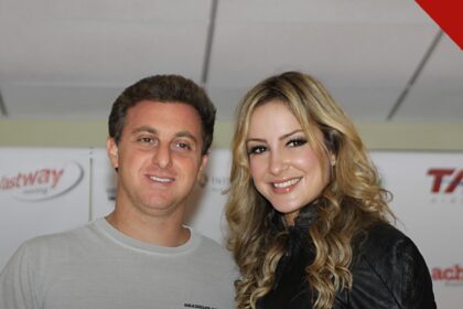 Luciano Huck encontra cobra na mansão no Rio de Janeiro, e a imagem mostra o apresentador Luciano Huck ao lado da cantora Cláudia Leitte em evento