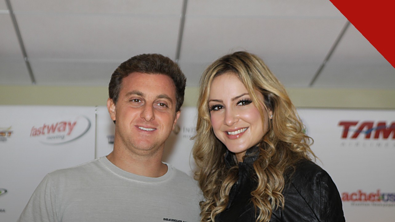 Luciano Huck encontra cobra na mansão no Rio de Janeiro, e a imagem mostra o apresentador Luciano Huck ao lado da cantora Cláudia Leitte em evento