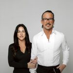 Carl Lentz fala de cinco anos de julgamento público, e a imagem mostra Carl Lentz ao lado da esposa, Laura Lentz, em foto recente do casal