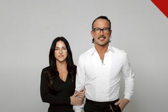 Carl Lentz fala de cinco anos de julgamento público, e a imagem mostra Carl Lentz ao lado da esposa, Laura Lentz, em foto recente do casal