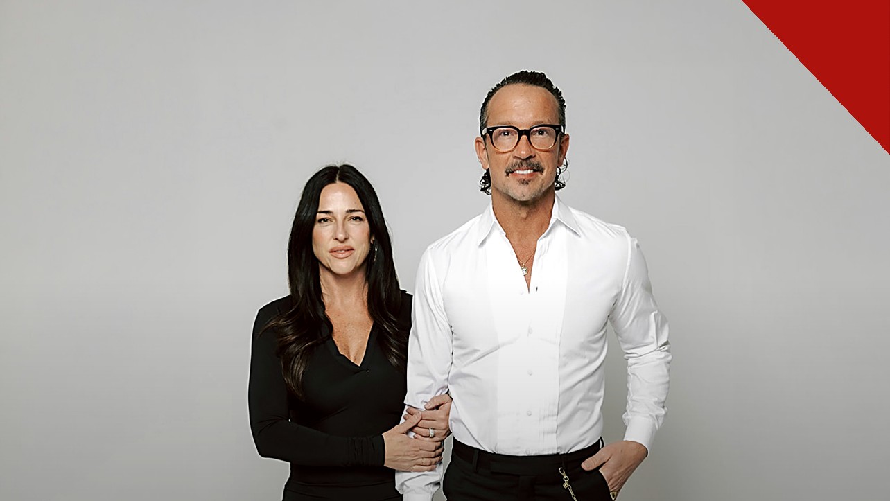 Carl Lentz fala de cinco anos de julgamento público, e a imagem mostra Carl Lentz ao lado da esposa, Laura Lentz, em foto recente do casal