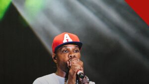 Kirk Franklin diz que críticas a GloRilla partem seu coração, e a imagem mostra o cantor Kirk Franklin se apresentando no JoyFest, nos Estados Unidos