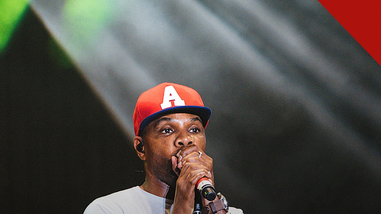 Kirk Franklin diz que críticas a GloRilla partem seu coração, e a imagem mostra o cantor Kirk Franklin se apresentando no JoyFest, nos Estados Unidos