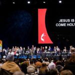 Igreja Metodista Unida fará conferência geral em dois locais, e a imagem mostra o palco da Conferência Geral da Igreja Metodista Unida em St. Louis, nos Estados Unidos, em 2019