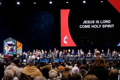 Igreja Metodista Unida fará conferência geral em dois locais, e a imagem mostra o palco da Conferência Geral da Igreja Metodista Unida em St. Louis, nos Estados Unidos, em 2019