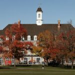 estudantes escrevem o Evangelho de João na calçada da Universidade de Illinois, e a imagem mostra o Main Quad do campus de Urbana-Champaign, onde a escrita em giz foi feita
