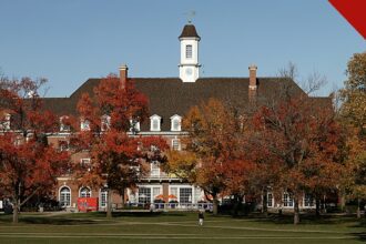 estudantes escrevem o Evangelho de João na calçada da Universidade de Illinois, e a imagem mostra o Main Quad do campus de Urbana-Champaign, onde a escrita em giz foi feita