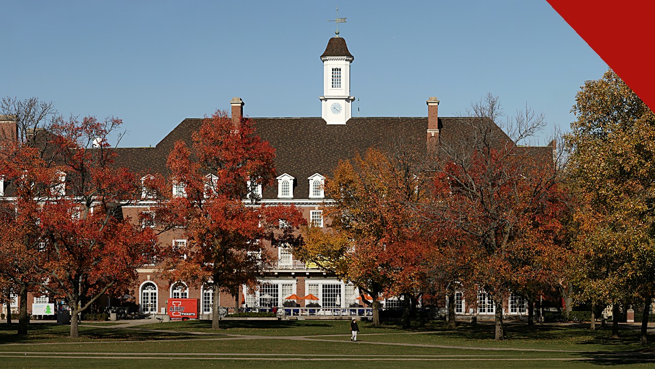estudantes escrevem o Evangelho de João na calçada da Universidade de Illinois, e a imagem mostra o Main Quad do campus de Urbana-Champaign, onde a escrita em giz foi feita