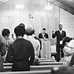 igrejas contra operações de imigração: congregação menonita em culto em Cleveland, Ohio, em registro histórico de 1960 do acervo da Mennonite Church USA Archives