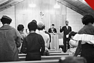igrejas contra operações de imigração: congregação menonita em culto em Cleveland, Ohio, em registro histórico de 1960 do acervo da Mennonite Church USA Archives