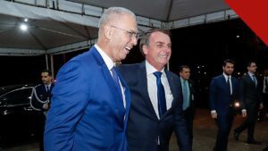 Bolsonaro pede autorização para receber Valdemar Costa Neto em meio à crise no PL, e a imagem mostra Jair Bolsonaro sorrindo durante evento oficial, em registro de arquivo