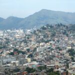 megaoperação no Rio tem 33 alvos foragidos após um ano da Operação Contenção, e a imagem mostra o Complexo do Alemão, na Zona Norte do Rio, um dos territórios da ação de 28 de outubro de 2025