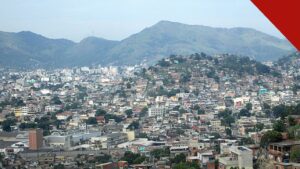 megaoperação no Rio tem 33 alvos foragidos após um ano da Operação Contenção, e a imagem mostra o Complexo do Alemão, na Zona Norte do Rio, um dos territórios da ação de 28 de outubro de 2025
