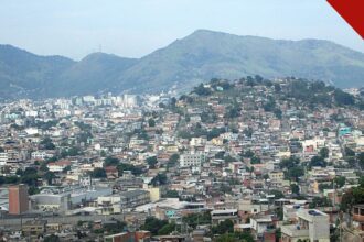megaoperação no Rio tem 33 alvos foragidos após um ano da Operação Contenção, e a imagem mostra o Complexo do Alemão, na Zona Norte do Rio, um dos territórios da ação de 28 de outubro de 2025