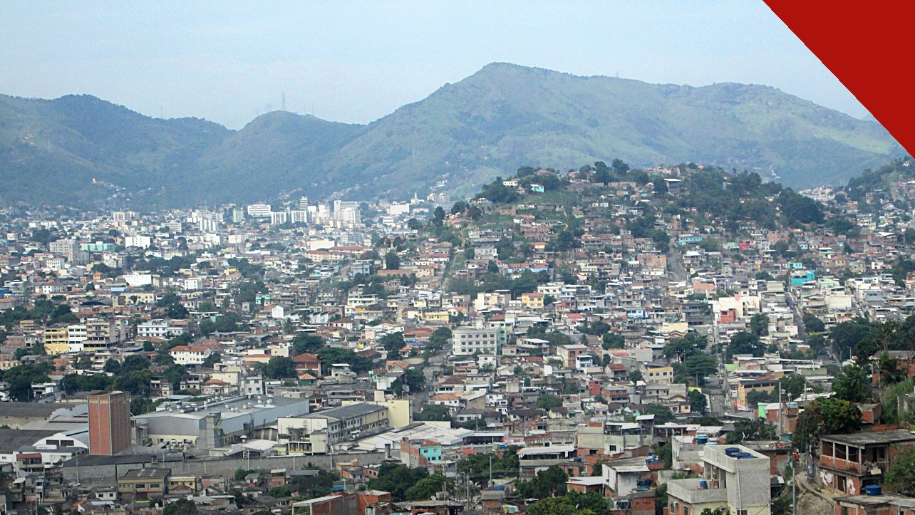 megaoperação no Rio tem 33 alvos foragidos após um ano da Operação Contenção, e a imagem mostra o Complexo do Alemão, na Zona Norte do Rio, um dos territórios da ação de 28 de outubro de 2025