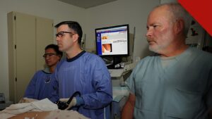 mulher morre após colonoscopia em clínica de SC, e a imagem mostra uma equipe médica acompanhando um monitor durante um procedimento de colonoscopia em foto de arquivo