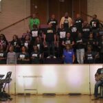 duas mil igrejas do Texas participam do Black Out Sunday, e a imagem mostra o coral de uma igreja de Dallas com camisetas de incentivo ao voto durante um culto do evento