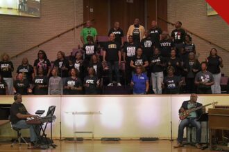 duas mil igrejas do Texas participam do Black Out Sunday, e a imagem mostra o coral de uma igreja de Dallas com camisetas de incentivo ao voto durante um culto do evento