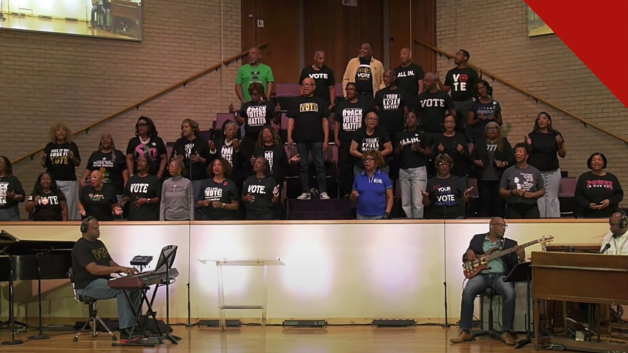 duas mil igrejas do Texas participam do Black Out Sunday, e a imagem mostra o coral de uma igreja de Dallas com camisetas de incentivo ao voto durante um culto do evento