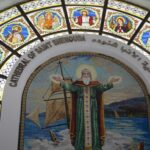 jovens coptas são libertados após vídeo no Egito, e a imagem mostra vitrais e um mosaico no interior de uma catedral copta no Egito